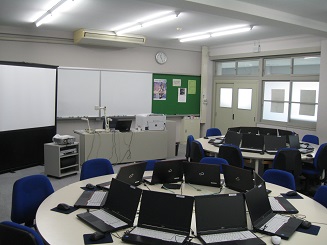 PC20台とホワイトボードのある教室